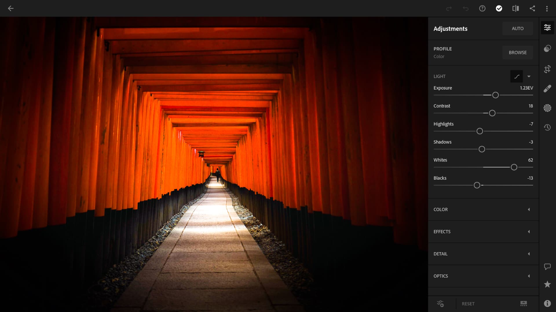 Adobe Photoshop Lightroom is een camera-app met foto-editor die krachtig maar ook gebruiksvriendelijk is. Met Lightroom kun je prachtige foto's maken en bewerken, en je leert bovendien hoe je een betere fotograaf wordt.
